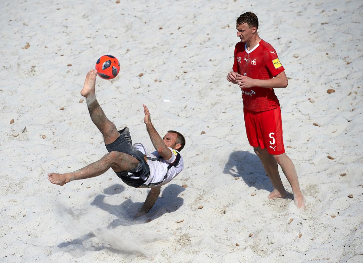 Правила пляжного футбола. Пляжный футбол. Пляжный футбол удар через себя. Пляжный футбол дети. Бисиклета в пляжном футболе.