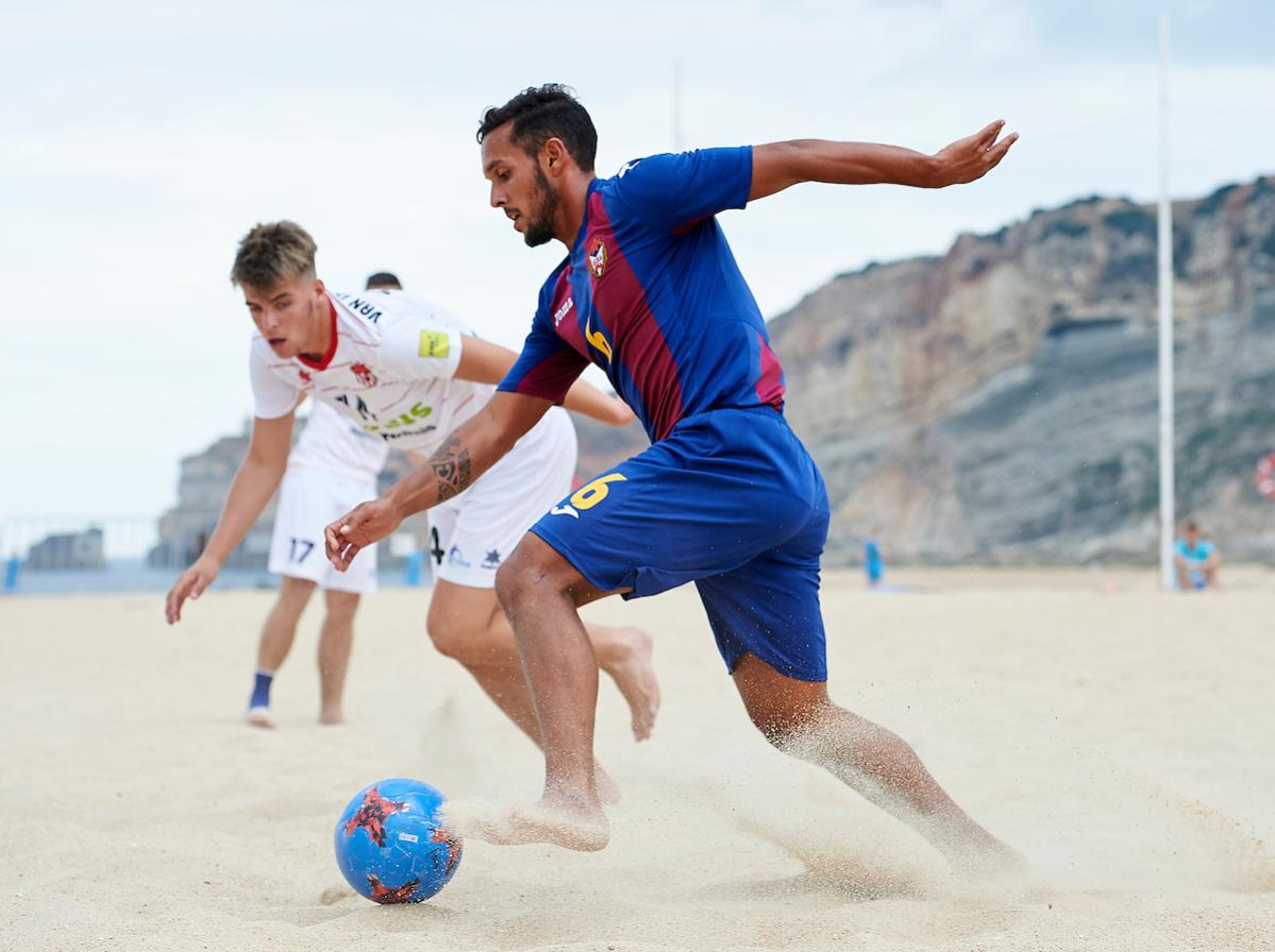 Новости футбола на соккер. Пляжный футбол. Футбол на пляже. Спорт пляжный футбол. Футбол на песке.