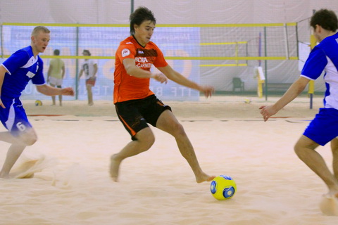 Пока конкуренты отнимали друг у друга очки, "Кристалл" единолично возглавил турнирную таблицу...